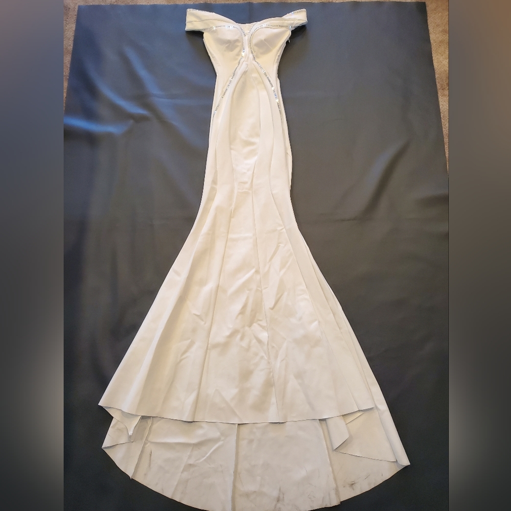 NWT$1,390 Chiara Boni Genny Embellished White Mermaid Gown Dress Sz 2 (38) - Picture 7 of 16